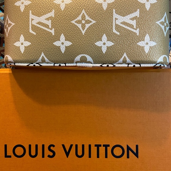 🌊LOUIS VUITTON🌊 Beach Pouch Giant Mono - Picture 3 of 7